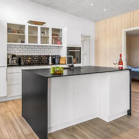 5 Bedroom Cozy In Holiday home Hadsund