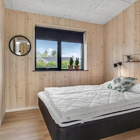 5 Bedroom Cozy In Hadsund