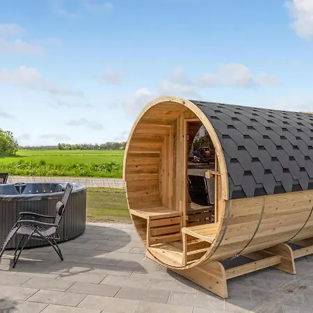 5 Bedroom Cozy In Holiday home *